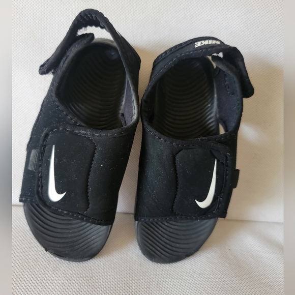 CHILDREN'S NIKE BLACK SANDALS‎ WITH HOOK AND LOOP CLOSURES (sz 10) - Picture 1 of 4